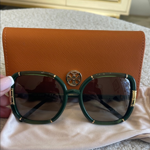 NWOT  Tory Burch Sunglasses Butterfly Green with Orange Case main image 4